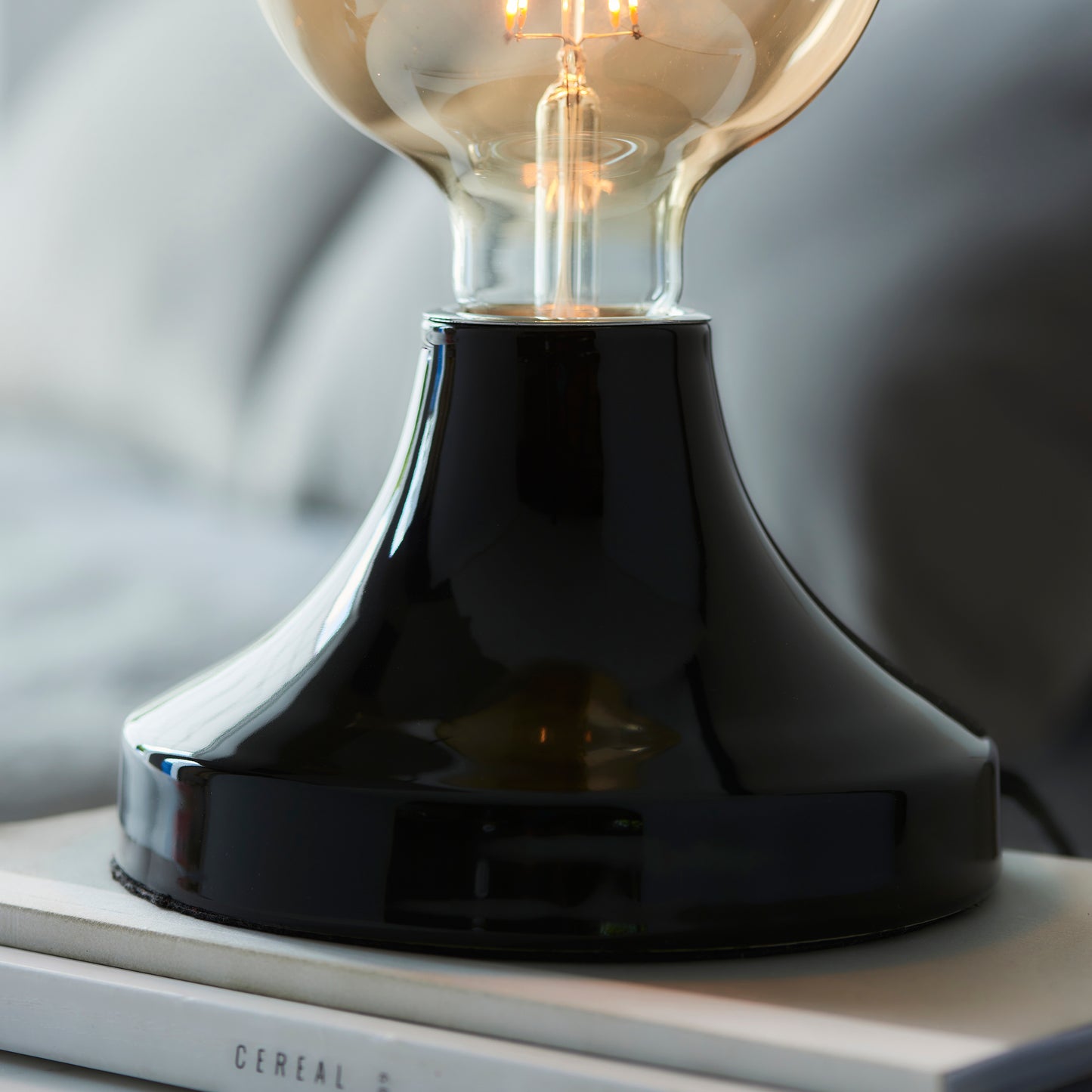 Gloss Ceramic Retro Table Lamp Black - ID 11737