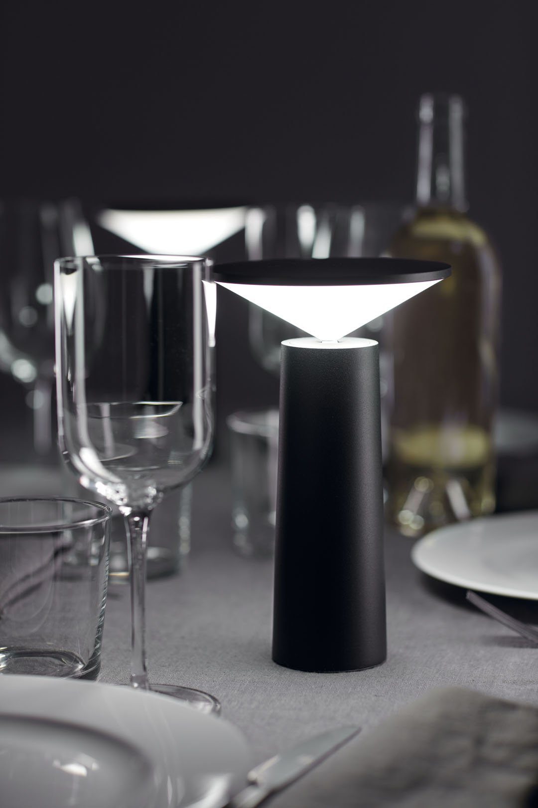 Halley Pivoting Rechargeable Table Lamp In white - ID 9148