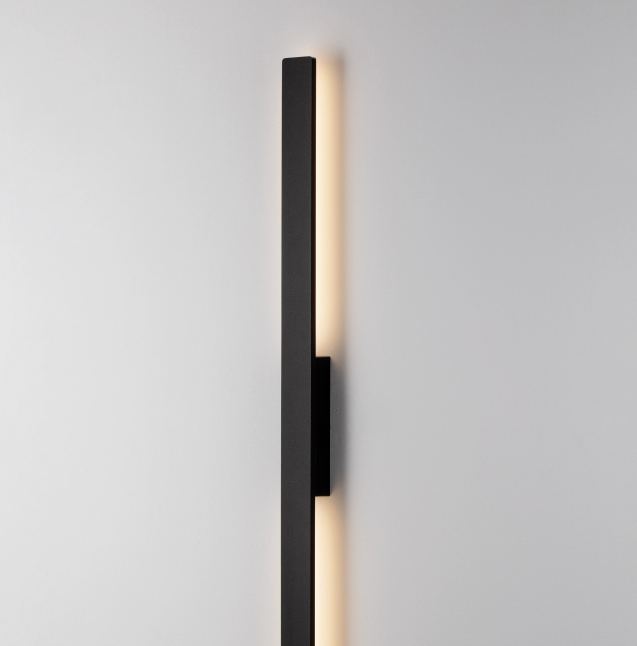 Nets Black Vertical Decorative Exterior Wall Light - ID 14779