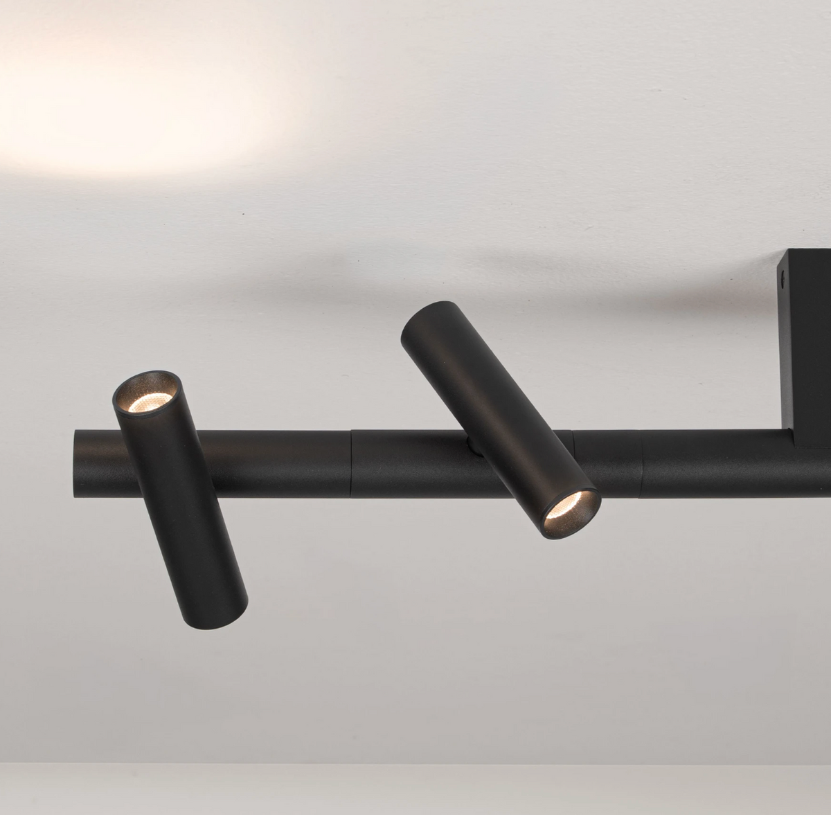 Leva Spot Sleek Black 4lt Ceiling Light - ID 15094
