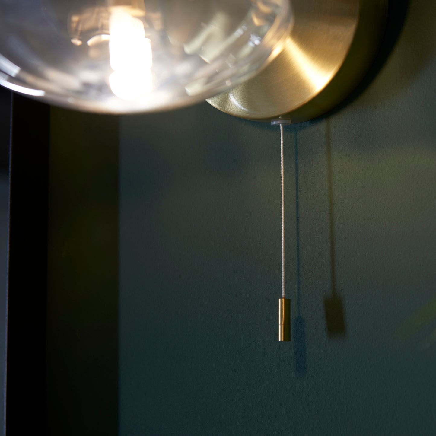 Satin Brass & Clear Ribbed Glass IP44 Wall Light - ID 11667